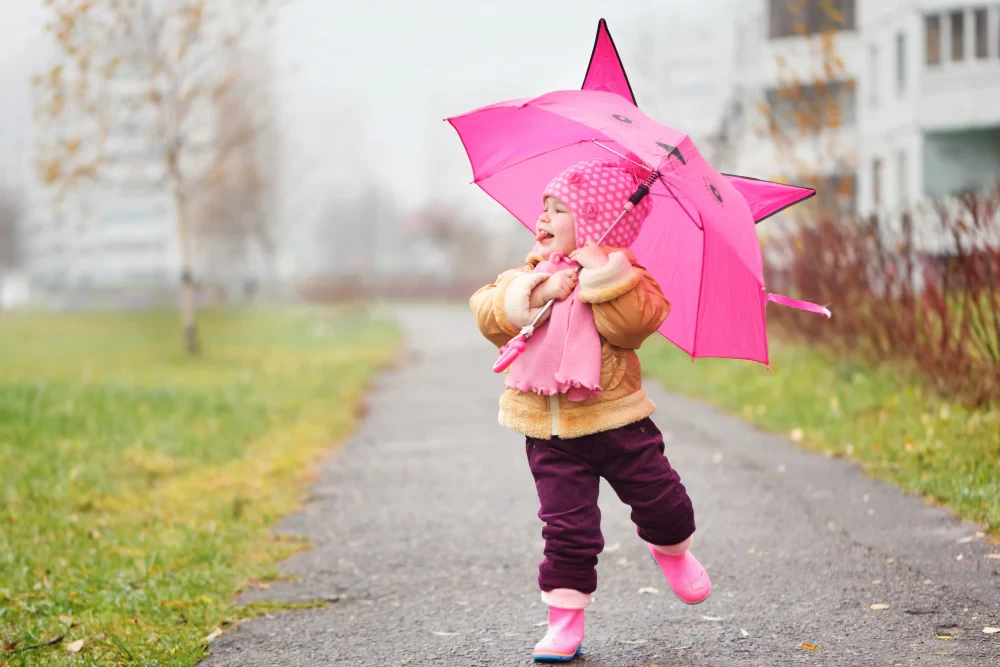 Прогулянки за будь-якої погоди: як правильно одягнути дитину в садочок дощової осені
