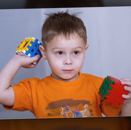мальчик играет в кубики