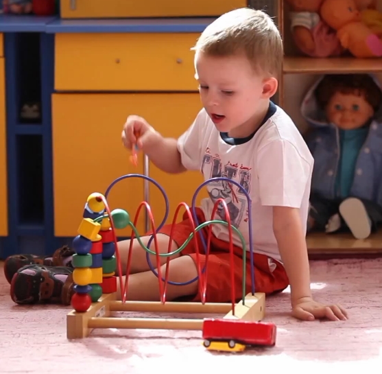 мальчик играется сам