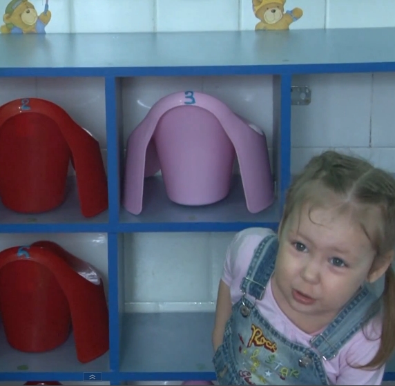 дівчисько плаче