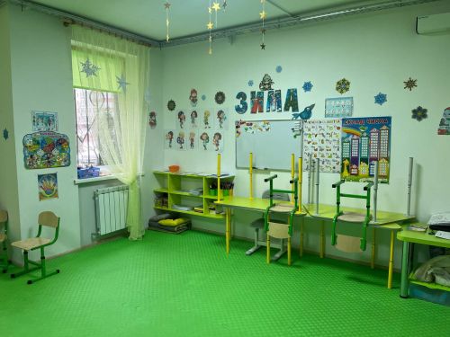 Холлі – головний вхід та фото зсередини