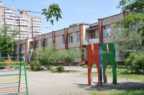 Детский сад школа Киевские каштаны – главный вход и вид внутри