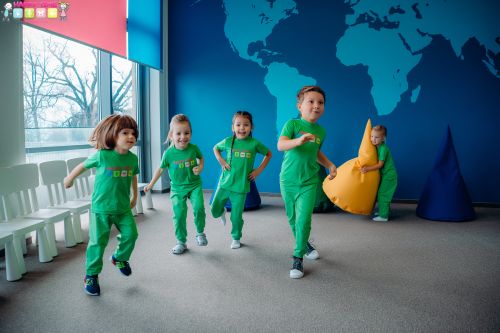 Happy Time – главный вход и вид внутри