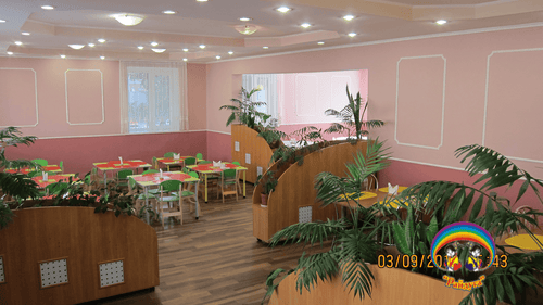 Детский сад школа Ромашка – главный вход и вид внутри