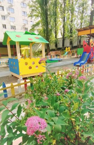 Детский сад №498 – главный вход и вид внутри