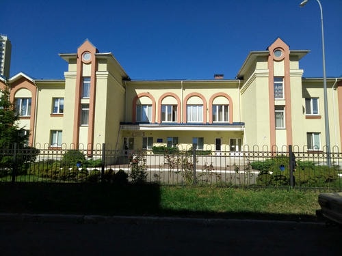 Детский сад №222 – главный вход и вид внутри