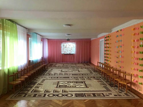 Дитячий садок №245 Перевесло – головний вхід та фото зсередини
