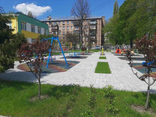 Дитячий садок №448 – головний вхід та фото зсередини